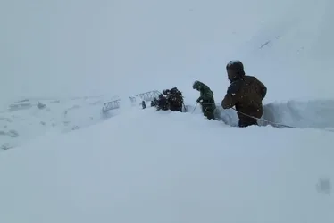 Imagem ilustrativa da imagem Avalanche atinge trabalhadores no Himalaia; 25 ainda estão sob os escombros