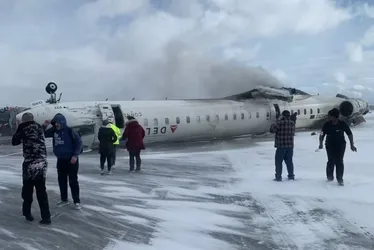 Imagem ilustrativa da imagem O que disseram os passageiros do avião que capotou no Canadá
