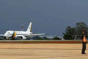 Imagem ilustrativa da imagem Avião de Lula arremete durante pouso em Sorocaba