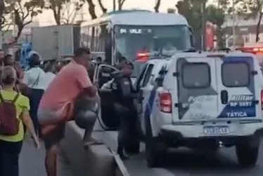 Imagem ilustrativa da imagem Bandido invade ônibus de empresa, ameaça e dá mata-leão em trabalhador na Serra