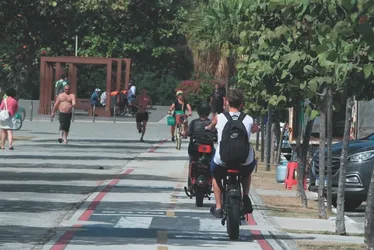 Imagem ilustrativa da imagem Bandidos de olho em celular e bicicleta elétrica de estudantes