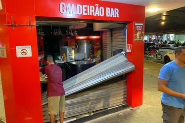 Imagem ilustrativa da imagem Bar de irmão de acusado de assassinato na Rua da Lama é alvo de vandalismo