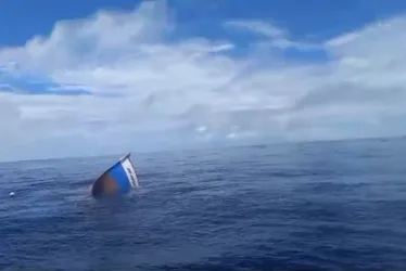 Imagem ilustrativa da imagem Barco naufraga em alto mar na Serra; Um tripulante continua desaparecido