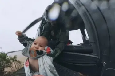 Imagem ilustrativa da imagem Bebê resgatado por helicóptero morre um ano após enchente no RS