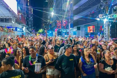 Imagem ilustrativa da imagem Blocos arrastam multidões na 1ª noite de Carnaval em Guarapari