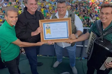 Imagem ilustrativa da imagem Bolsonaro recebe título de cidadão de Vitória (PE) e repete que será candidato