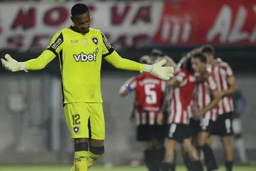 Imagem ilustrativa da imagem Botafogo leva frango, perde para o Estudiantes e se complica na Libertadores; veja