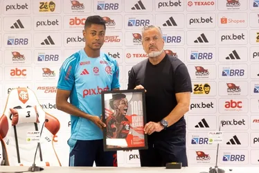 Imagem ilustrativa da imagem Bruno Henrique recebe homenagem pelos 100 gols no Flamengo