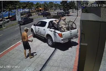 Imagem ilustrativa da imagem Câmera registra colisão de carro com entrada principal de condomínio em Vila Velha