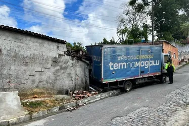 Imagem ilustrativa da imagem Caminhão desgovernado invade casa no Zumbi do Pacheco, em Jaboatão
