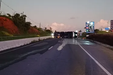 Imagem ilustrativa da imagem Caminhão tanque tomba na BR-232 e interdita rodovia na manhã deste sábado