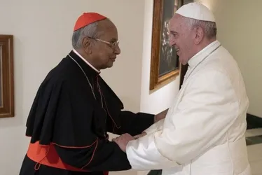 Imagem ilustrativa da imagem Candidato a papa do Sri Lanka proibiu presença de mulheres no altar