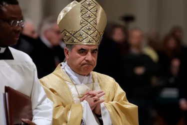 Imagem ilustrativa da imagem Cardeal condenado por fraude desiste do conclave