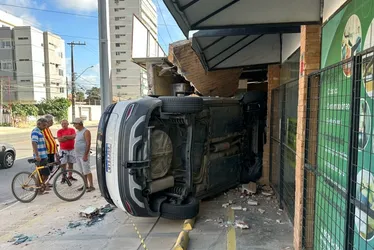 Imagem ilustrativa da imagem Carro desgovernado capota e invade loja de rações em Pau Amarelo; COM VÍDEO