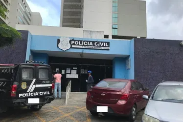 Imagem ilustrativa da imagem Homem rouba mochila em frente a uma delegacia e acaba preso na Serra