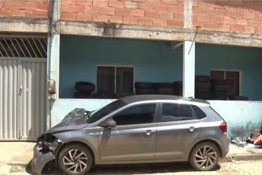 Imagem ilustrativa da imagem Carro invade borracharia e destrói imóvel em Cariacica