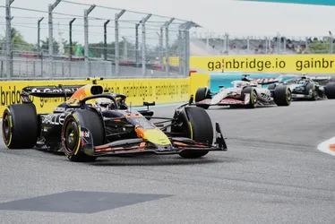 Imagem ilustrativa da imagem Verstappen ultrapassa Piastri na 1ª volta, domina prova e vence GP de Ímola