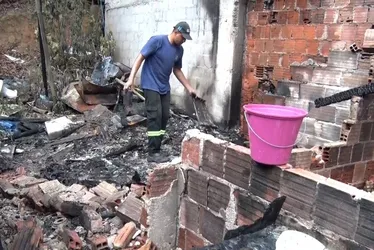 Imagem ilustrativa da imagem Casa pega fogo após menino de 6 anos acender fósforo na Serra
