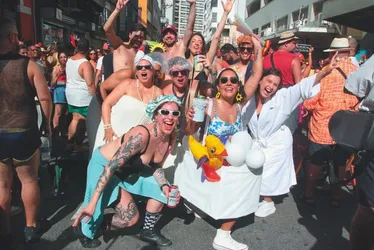 Imagem ilustrativa da imagem Casal faz despedida de solteiro durante a folia no Centro de Vitória