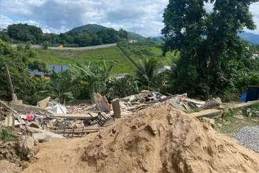 Imagem ilustrativa da imagem Casal morre e criança de 8 anos é resgatada após casa desabar em Viana