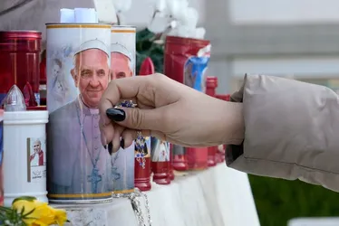 Imagem ilustrativa da imagem Católicos de todo o mundo se unem em orações pela saúde do papa