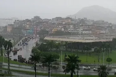 Imagem ilustrativa da imagem Chuva causa alagamentos e dá nó no trânsito em Vitória e Vila Velha