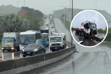 Imagem ilustrativa da imagem Chuva e acidente envolvendo carreta dão nó no trânsito da Rodovia do Contorno