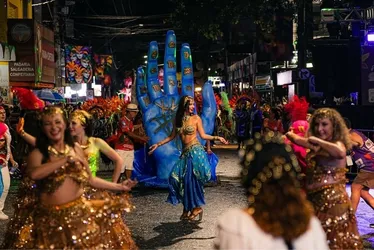Imagem ilustrativa da imagem Chuva não apaga o brilho das escolas de samba de Guarapari no 3º dia de Carnaval
