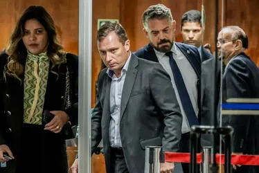 Imagem ilustrativa da imagem Cid confirma que Bolsonaro recebeu US$ 86 mil por venda de joias