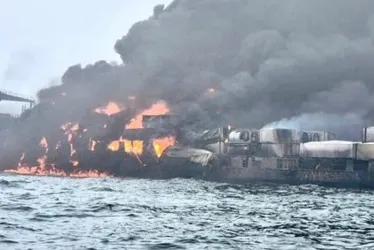 Imagem ilustrativa da imagem Colisão entre navios causa incêndio com dezenas de vítimas no Reino Unido