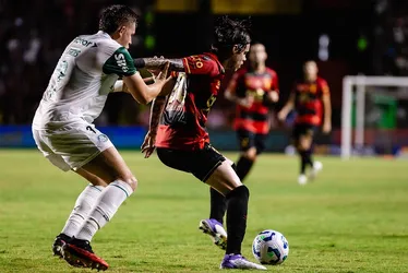 Imagem ilustrativa da imagem Com erro grosseiro da arbitragem, Sport perde por 2x1 para o Palmeiras na Ilha