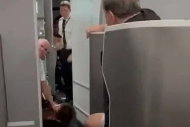 Imagem ilustrativa da imagem Comissário errou ao derrubar mulher que tentou entrar em cabine de avião?