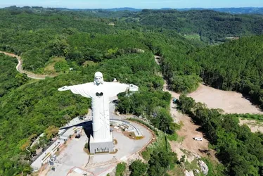 Imagem ilustrativa da imagem Como é a estátua de Encantado que tem altura maior do que a do Cristo Redentor do Rio?