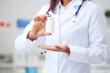 Imagem ilustrativa da imagem Conselho permite que farmacêuticos prescrevam remédios e gera reação de entidades