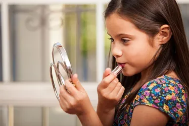 Imagem ilustrativa da imagem Cosmeticorexia: quais os riscos do vício de crianças e adolescentes por cosméticos