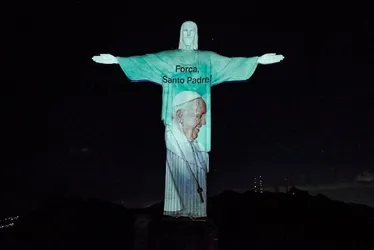 O Cristo Redentor, no Rio, recebeu uma projeção com imagens do papa Francisco e mensagens de apoio; pontífice está internado na Itália.