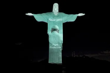 Imagem ilustrativa da imagem Cristo Redentor recebe projeção de imagens em apoio ao papa Francisco; veja fotos