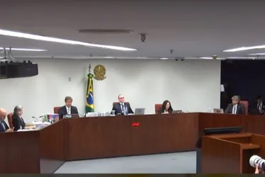 Imagem ilustrativa da imagem Denúncia contra Bolsonaro analisada no STF prevê penas que podem chegar a 43 anos