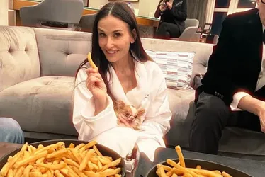 Imagem ilustrativa da imagem Demi Moore aparece comendo batata frita após perder o Oscar: 'Minha vencedora'
