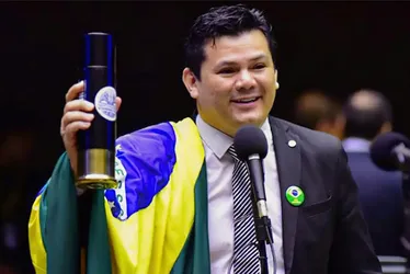 Imagem ilustrativa da imagem Relator recomenda suspensão do mandato de Gilvan da Federal