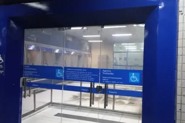 Imagem ilustrativa da imagem Dois homens arrombam agência da Caixa e tocam fogo no autoatendimento