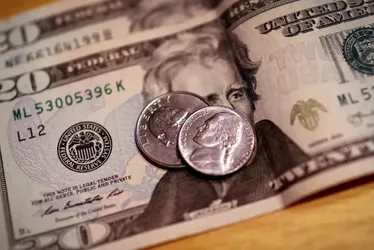 Imagem ilustrativa da imagem Dólar cai para R$ 5,68 e fecha no menor nível desde novembro