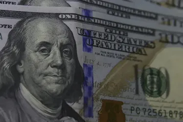 Imagem ilustrativa da imagem Dólar cai para R$ 5,80 após Trump falar em acordo com a China