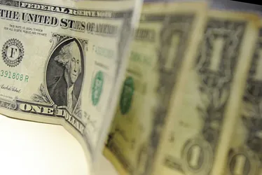 Imagem ilustrativa da imagem Dólar desaba após tarifas de Trump e atinge menor valor em seis meses