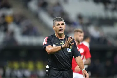 Imagem ilustrativa da imagem ‘É futebol, não é igreja’, diz árbitro antes de jogo do Brasileirão; veja