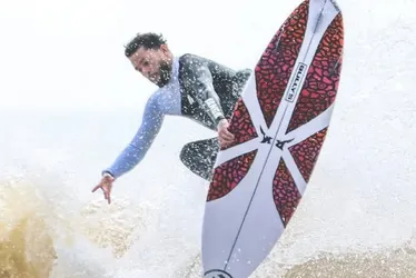 Imagem ilustrativa da imagem ES: Campeonato de surfe na Barra do Jucu