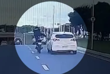 Imagem ilustrativa da imagem ES: Motorista flagra motociclista quebrando retrovisor de carro no trânsito