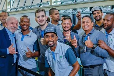 Imagem ilustrativa da imagem Em fábrica de carro, Lula destaca aumento de investimentos industriais