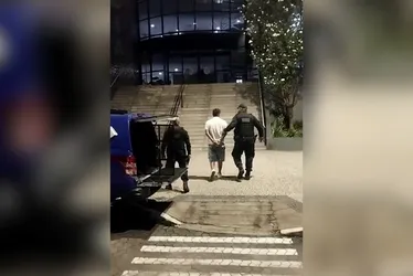 Imagem ilustrativa da imagem Estrangeiros são presos em Vitória por furtar objetos em carros e enviar para SP