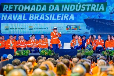 Imagem ilustrativa da imagem 'Eu bebo outro álcool, mas gasolina, não', brinca Lula ao defender Petrobras